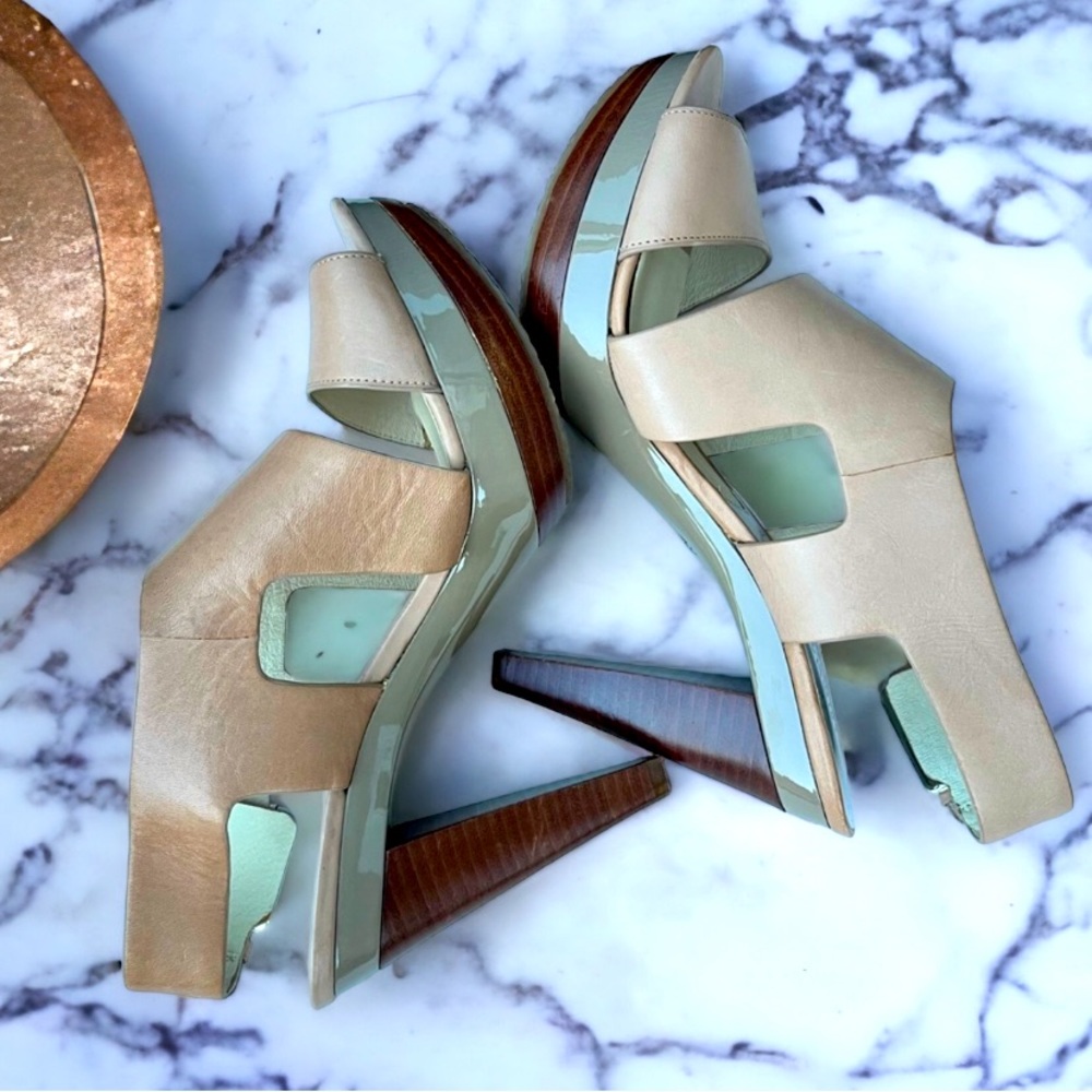 EUC Michael Kors tan leather platform heel 9.5